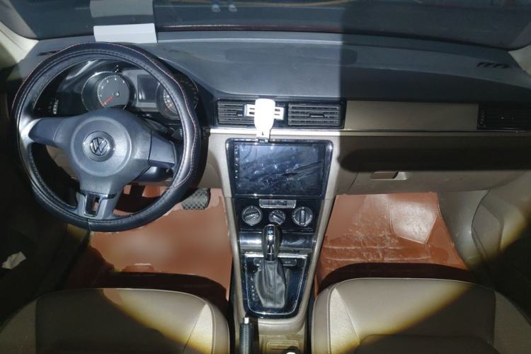 Used Volkswagen Bora 2014 1.6L Automatic Comfort Model Center Console