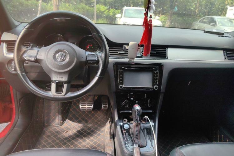 Used Volkswagen Bora 2014 1.4TSI Automatic Sportline Center Console
