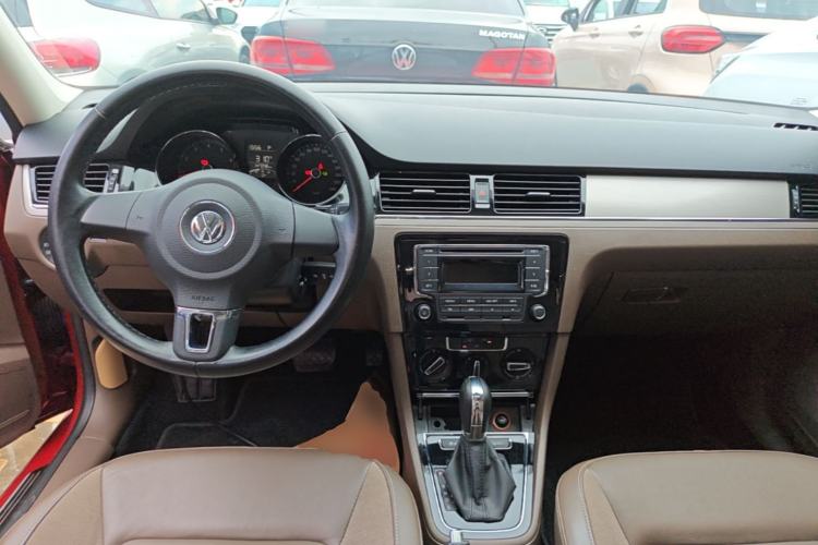 Used Volkswagen Bora 2014 1.6L Automatic Comfort Model Center Console