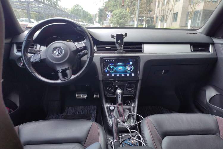 Used Volkswagen Bora 2014 1.4TSI Automatic Sportline Center Console