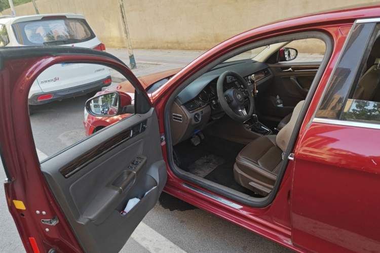 Used Volkswagen Bora 2014 1.6L Automatic Luxury Model Driver Seat