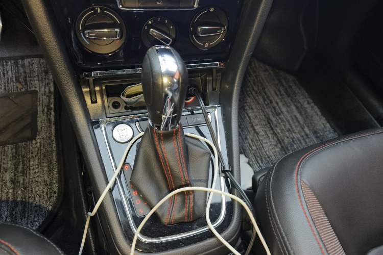 Used Volkswagen Bora 2014 1.4TSI Automatic Sportline Gear Lever