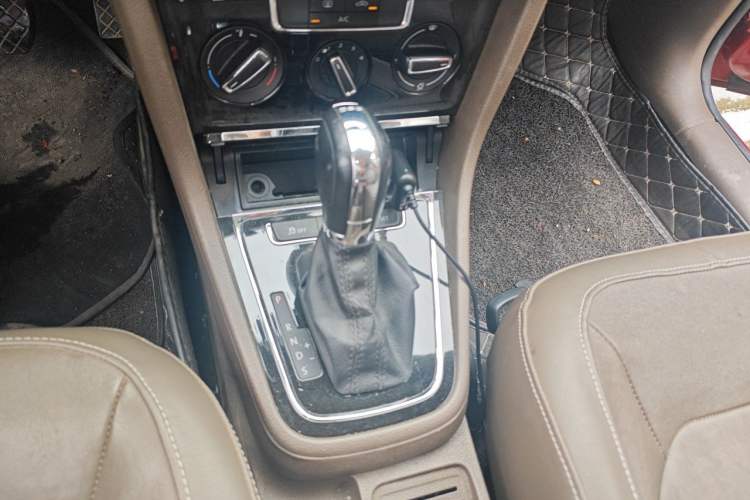 Used Volkswagen Bora 2014 1.4TSI Automatic Comfort Model Gear Lever