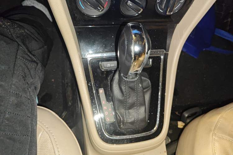 Used Volkswagen Bora 2014 1.6L Automatic Comfort Model Gear Lever
