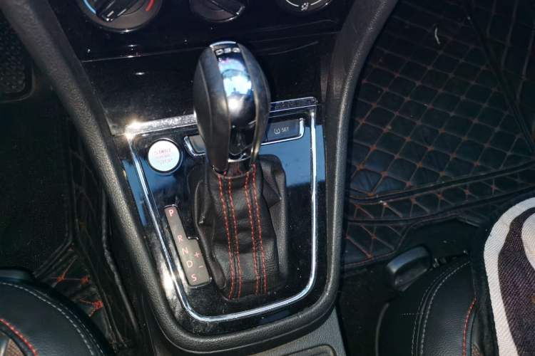 Used Volkswagen Bora 2014 1.4TSI Automatic Sportline Gear Lever