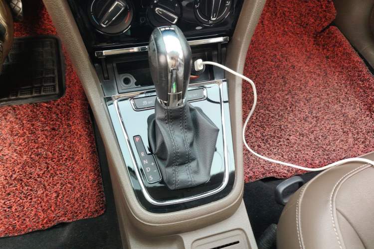 Used Volkswagen Bora 2014 1.4TSI Automatic Comfort Model Gear Lever