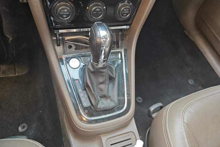 Used Volkswagen Bora 2014 1.6L Automatic Luxury Model Gear Lever