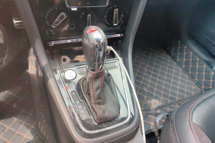 Used Volkswagen Bora 2014 1.4TSI Automatic Sportline Gear Lever