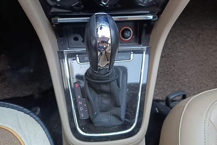 Used Volkswagen Bora 2014 1.6L Automatic Comfort Model Gear Lever