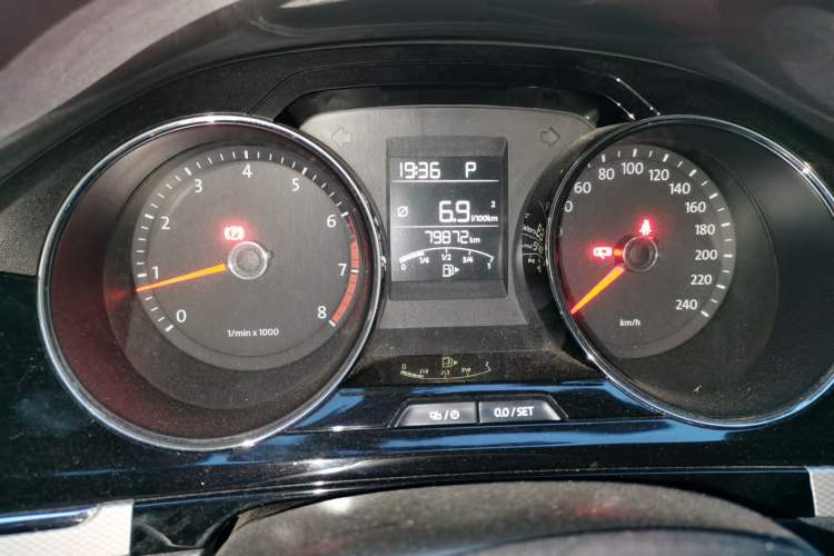 Used Volkswagen Bora 2014 1.4TSI Automatic Sportline Instrument Cluster