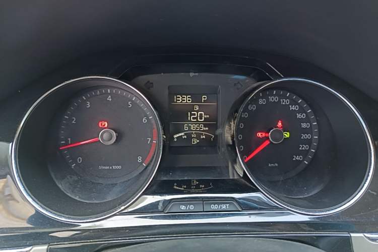 Used Volkswagen Bora 2014 1.6L Automatic Comfort Model Odometer Close Up