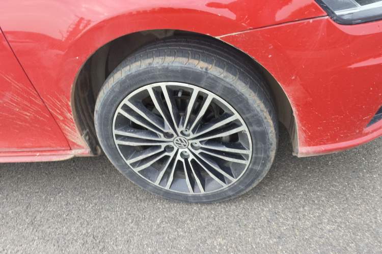 Used Volkswagen Bora 2014 1.4TSI Automatic Sportline Right Front Wheel Hub