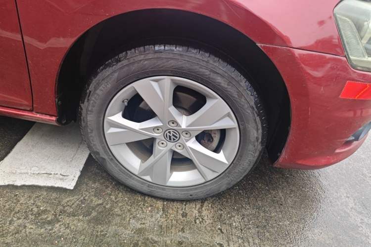 Used Volkswagen Bora 2014 1.4TSI Automatic Comfort Model Right Front Wheel Hub