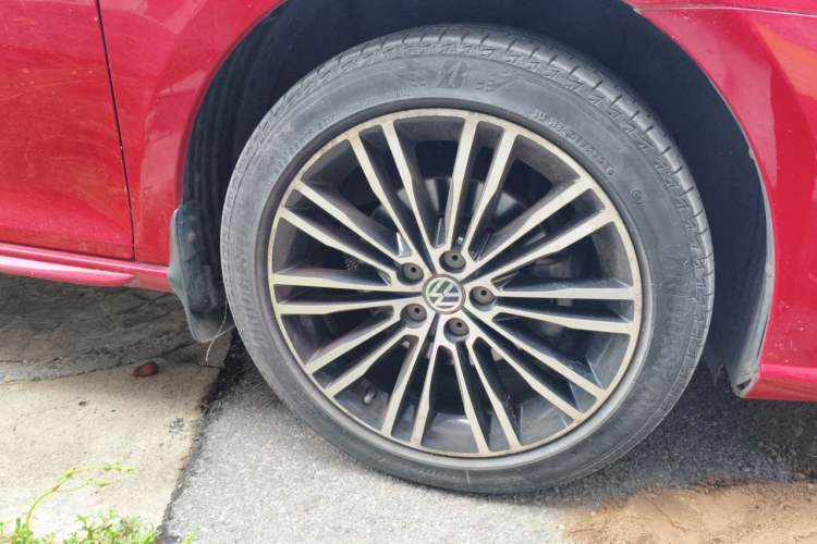 Used Volkswagen Bora 2014 1.4TSI Automatic Sportline Right Front Wheel Hub