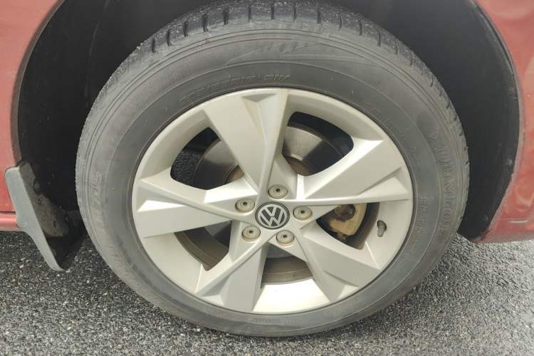 Used Volkswagen Bora 2014 1.6L Automatic Comfort Model Right Front Wheel Hub