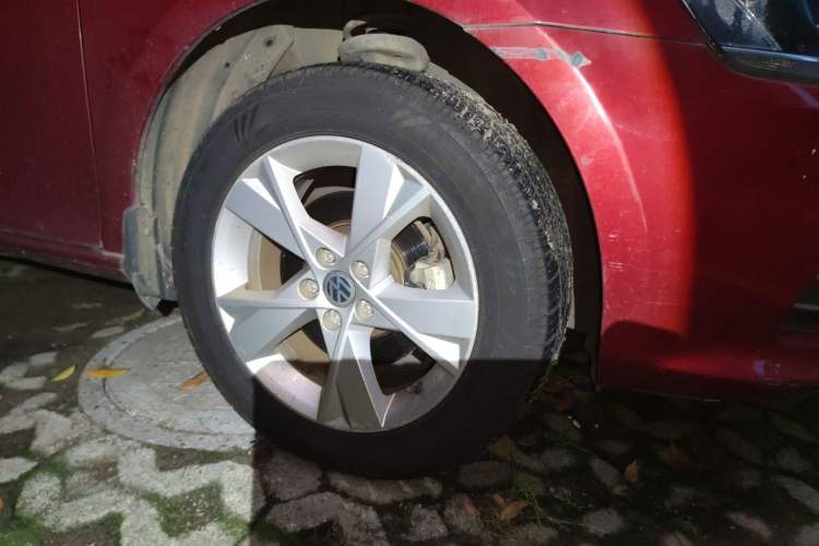 Used Volkswagen Bora 2014 1.6L Automatic Comfort Model Right Front Wheel Hub