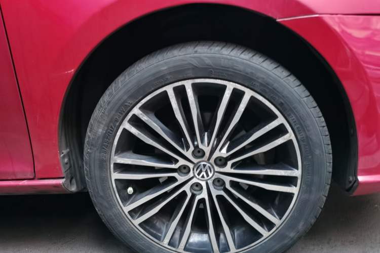 Used Volkswagen Bora 2014 1.4TSI Automatic Sportline Right Front Wheel Hub