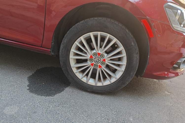 Used Volkswagen Bora 2014 1.6L Automatic Luxury Model Right Front Wheel Hub