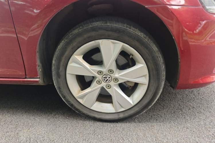 Used Volkswagen Bora 2014 1.6L Automatic Comfort Model Right Front Wheel Hub