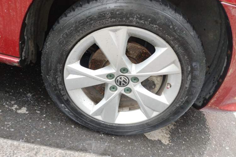 Used Volkswagen Bora 2014 1.6L Automatic Comfort Model Right Front Wheel Hub
