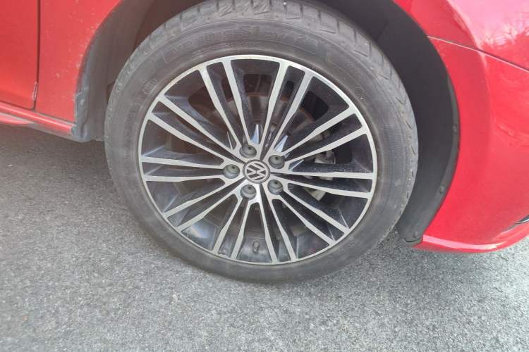 Used Volkswagen Bora 2014 1.4TSI Automatic Sportline Right Front Wheel Hub