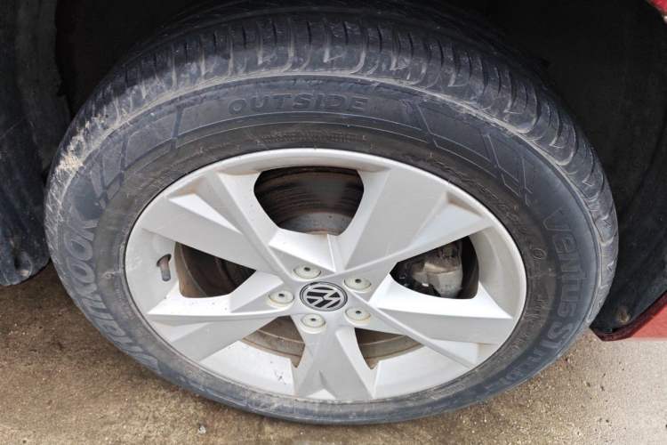 Used Volkswagen Bora 2014 1.6L Automatic Comfort Model Right Front Wheel Hub