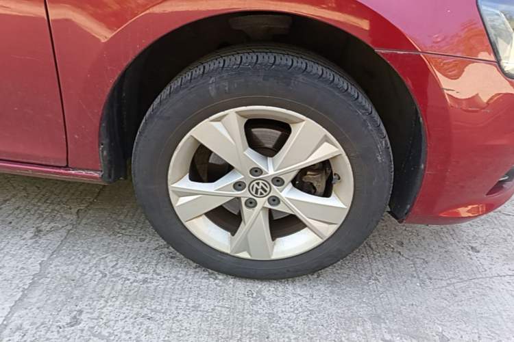 Used Volkswagen Bora 2014 1.6L Automatic Comfort Model Right Front Wheel Hub