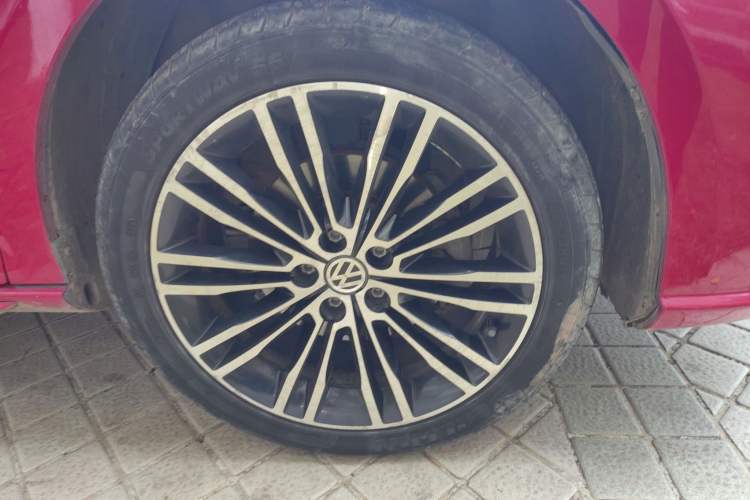 Used Volkswagen Bora 2014 1.4TSI Automatic Sportline Right Front Wheel Hub