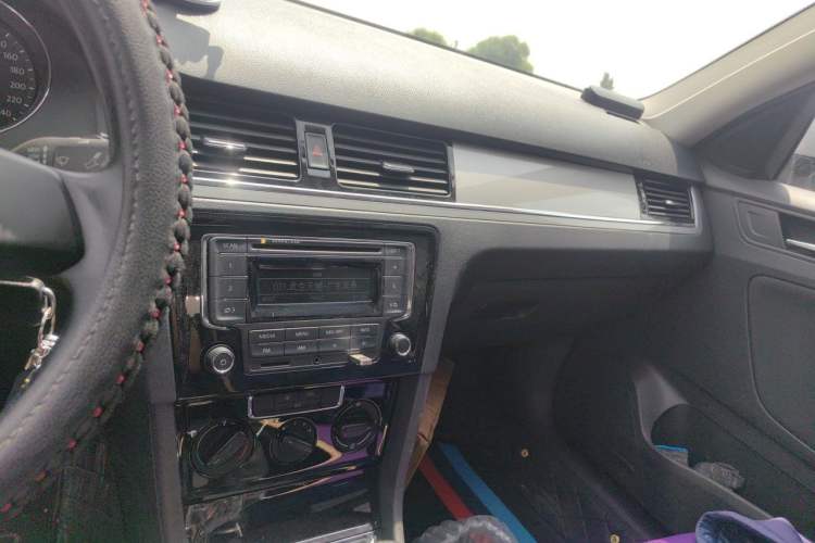 Used Volkswagen Bora 2014 1.6L Manual Fashion Edition Audio And AC Panel