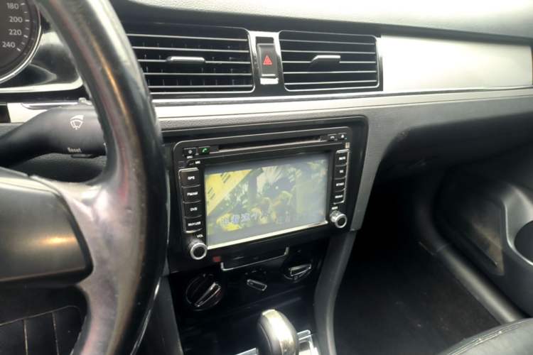 Used Volkswagen Bora 2014 1.6L Automatic Comfort Model Audio And AC Panel