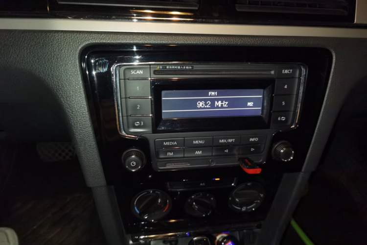 Used Volkswagen Bora 2014 1.6L Automatic Comfort Model Audio And AC Panel
