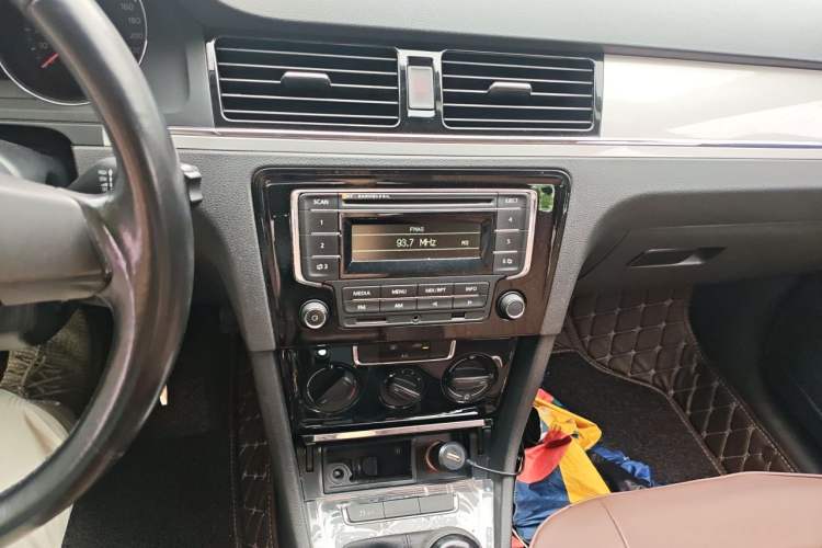 Used Volkswagen Bora 2014 1.6L Manual Fashion Edition Audio And AC Panel