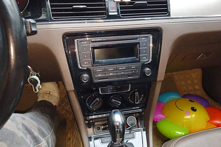 Used Volkswagen Bora 2014 1.6L Automatic Comfort Model Audio And AC Panel
