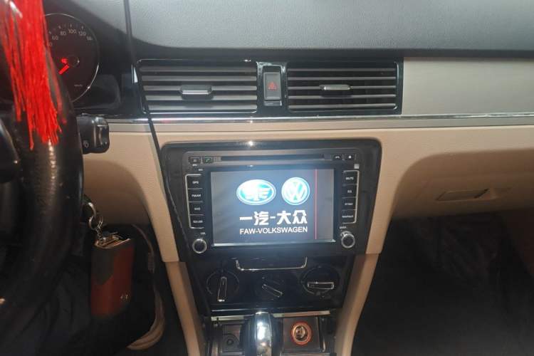 Used Volkswagen Bora 2014 1.6L Automatic Comfort Model Audio And AC Panel