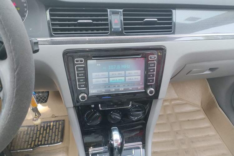 Used Volkswagen Bora 2014 1.6L Automatic Fashion Model Audio And AC Panel