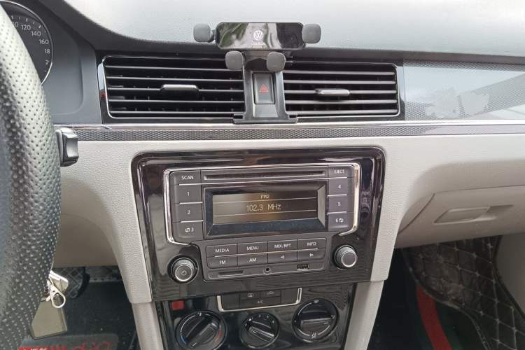 Used Volkswagen Bora 2014 1.6L Manual Fashion Edition Audio And AC Panel