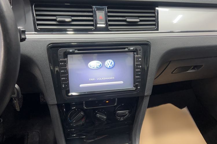 Used Volkswagen Bora 2014 1.6L Manual Fashion Edition Audio And AC Panel