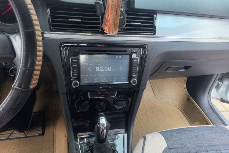 Used Volkswagen Bora 2014 1.6L Automatic Fashion Model Audio And AC Panel