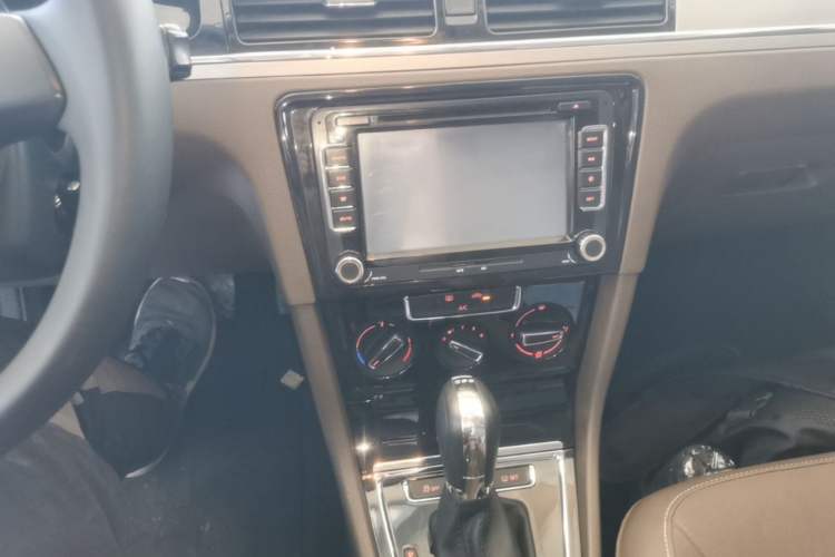 Used Volkswagen Bora 2014 1.4TSI Automatic Comfort Model Audio And AC Panel