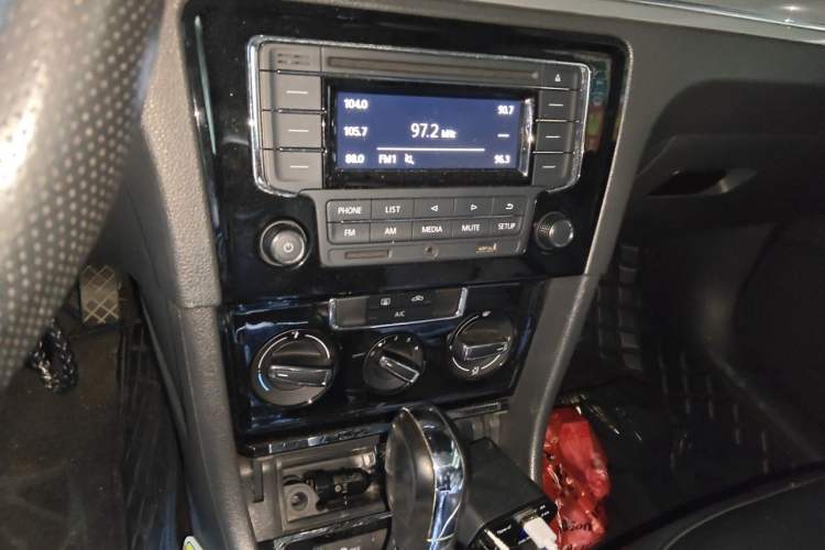 Used Volkswagen Bora 2014 1.6L Automatic Comfort Model Audio And AC Panel