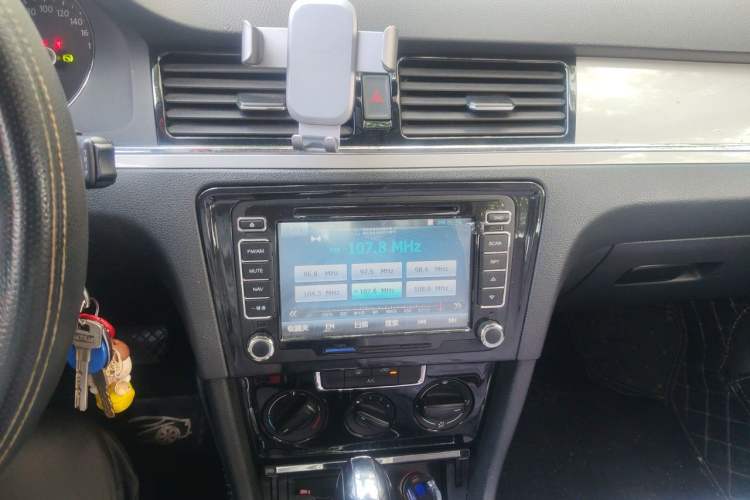 Used Volkswagen Bora 2014 1.6L Automatic Fashion Model Audio And AC Panel