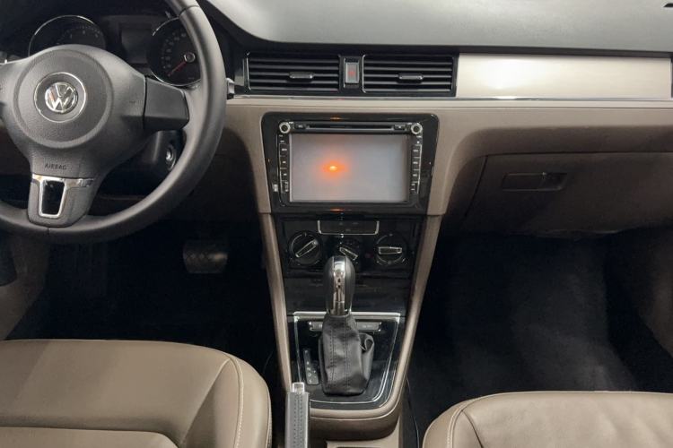 Used Volkswagen Bora 2014 1.6L Automatic Comfort Model Audio And AC Panel
