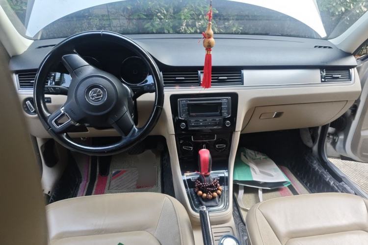 Used Volkswagen Bora 2014 1.6L Automatic Comfort Model Center Console