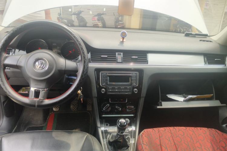 Used Volkswagen Bora 2014 1.6L Manual Comfort Model Center Console