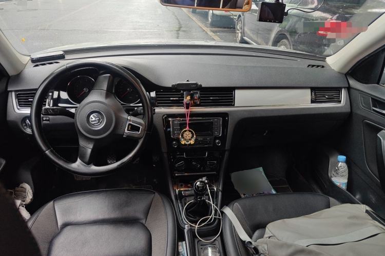 Used Volkswagen Bora 2014 1.6L Manual Comfort Model Center Console