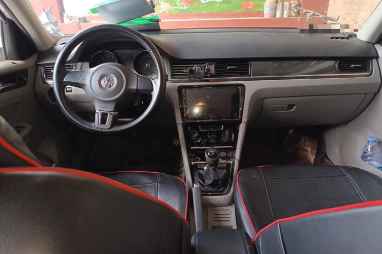 Used Volkswagen Bora 2014 1.6L Manual Fashion Edition Center Console