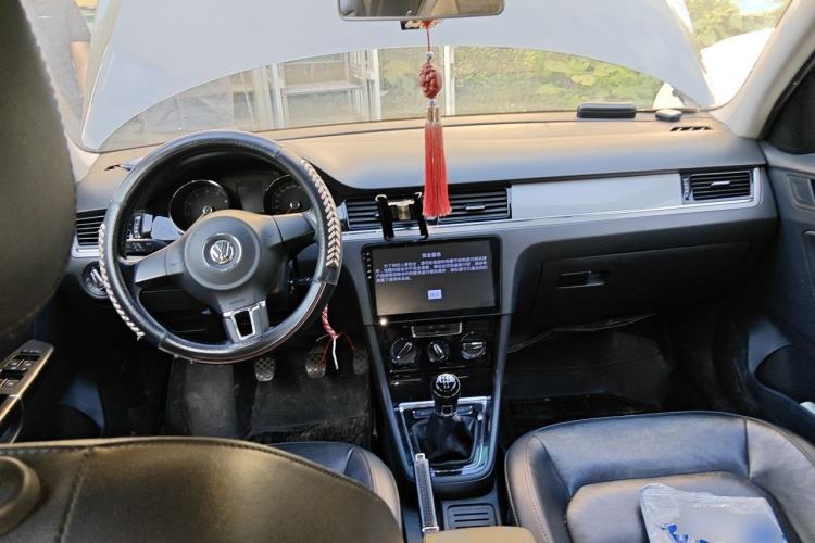 Used Volkswagen Bora 2014 1.6L Manual Comfort Model Center Console