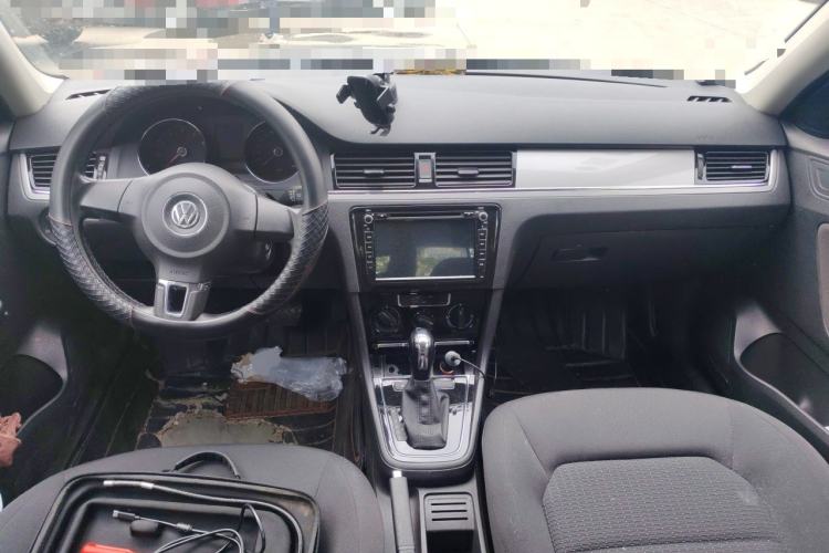 Used Volkswagen Bora 2014 1.6L Automatic Fashion Model Center Console