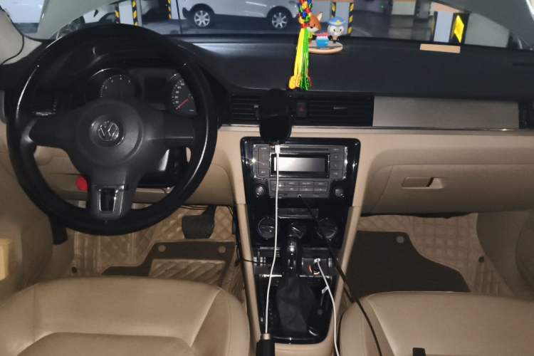 Used Volkswagen Bora 2014 1.6L Automatic Comfort Model Center Console