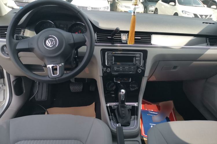 Used Volkswagen Bora 2014 1.6L Automatic Fashion Model Center Console